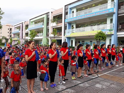 Lễ chào cờ, sinh hoạt đầu tuần vào mỗi sáng thứ hai - nét đẹp văn hóa học đường của Trường mầm non đô thị Việt Hưng.