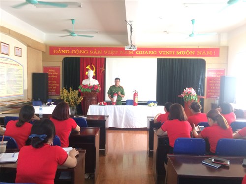 Trường mầm non Đô thị Việt Hưng tổ chức tập huấn PCCC năm học 2017 – 2018 cho cbgvnv toàn trường