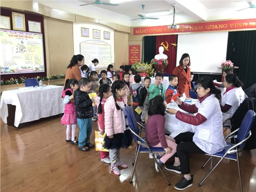 Trường mầm non đô thị Việt Hưng tổ chức khám sức khỏe lần II năm học 2017 - 2018 cho học sinh toàn trường