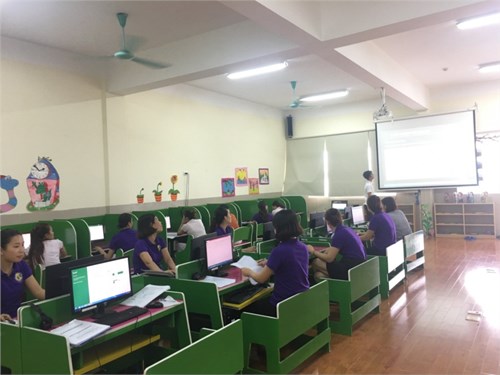 Trường mầm non Đô Thị Việt Hưng tổ chức tập huấn CNTT cho 100% giáo viên của trường.