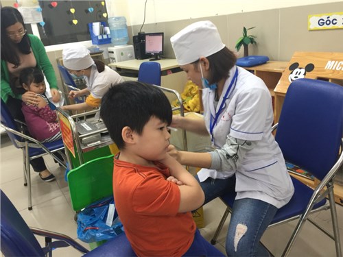 Trường mầm non Đô thị Việt Hưng phối hợp với trạm Y tế phường Giang Biên tổ chức chiến dịch tiêm chủng mở rộng Vắc xin Sởi-Rubella cho trẻ 1-5 tuổi đang học tại trường.