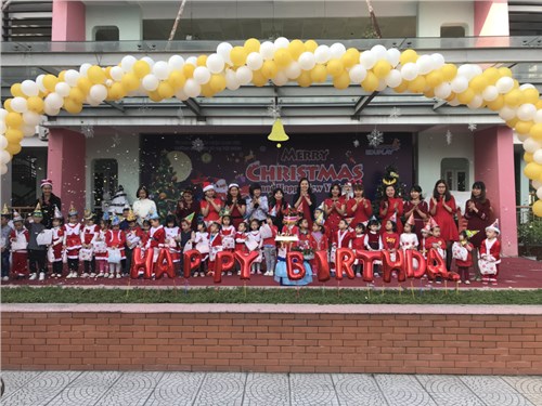 Trường mầm non Đô thị Việt Hưng tổ chức chương trình “ Giáng sinh vui vẻ” và tiệc buffet mừng sinh nhật các bé tháng 12
