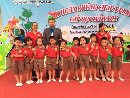 Các bé trường MN Đô Thị Việt Hưng tham gia “Liên hoan chúng cháu vui khỏe cấp Quận” năm học 2017-2018 với tinh thần hào hứng, sôi nổi, quyết tâm giành chiến thắng.