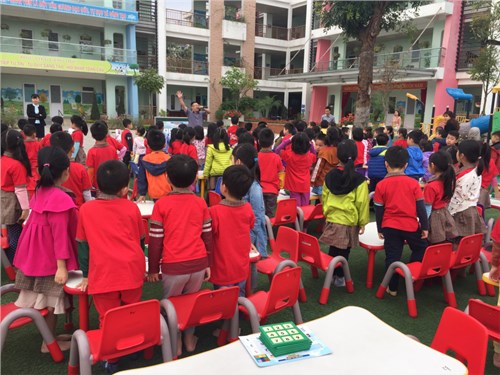 Các bạn học sinh khối mẫu giáo lớn trường MN Đô thị Việt Hưng tham gia chương trình giao lưu thi đấu Con học giỏi ngoài trời
