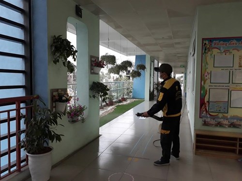 Trường mầm non đô thị Việt Hưng tổ chức phun thuốc muỗi bằng công nghệ Nano phủ bạc năm học 2017 - 2018  toàn trường.