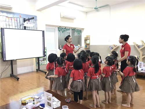 Kiến tập giáo viên giỏi cấp Quận năm học 2017 – 2018 tại trường MN Đô thị Việt Hưng.