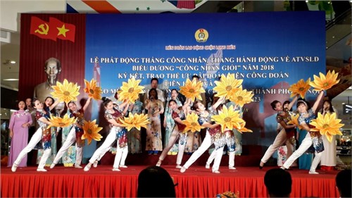 Trường MNĐT Việt Hưng tham gia “Lễ phát động tháng công nhận tháng hành động về vệ sinh an toàn lao động. Biểu dương “Công nhân giỏi” năm 2018.