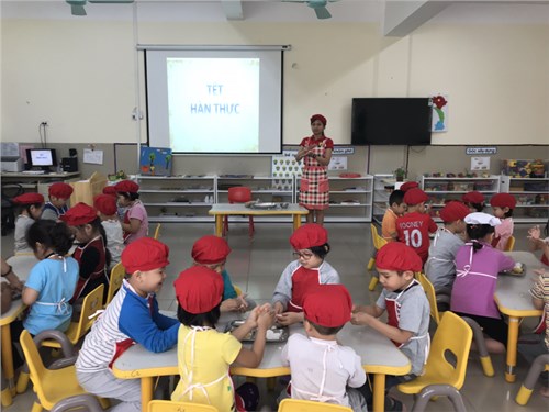 Các bé trường mầm non Đô Thị Việt Hưng hào hứng với Tết Hàn thực 