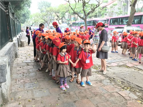 Trường MN Đô thị Việt Hưng tổ chức cho các bé khối mẫu giáo tham quan học tập tại Văn Miếu Quốc Tử Giám và xem biểu diễn nghệ thuật tại Nhà hát Tuổi trẻ.