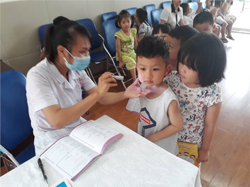 Trường mầm non đô thị Việt Hưng tổ chức khám sức khỏe lần III năm học 2017 - 2018 cho học sinh toàn trường