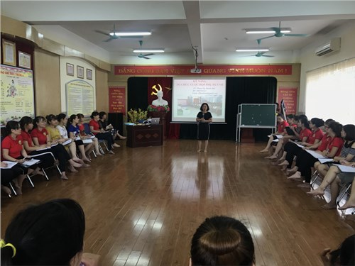 Trường MN Đô thị Việt Hưng tổ chức lớp tập huấn chuyên đề “Kỹ năng tổ chức cuộc họp phụ huynh” cho 100% cán bộ giáo viên.