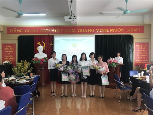 Trường mầm non Đô thị Việt Hưng tổ chức gặp mặt chia tay, chúc mừng các đồng chí được bổ nhiệm và chuyển công tác