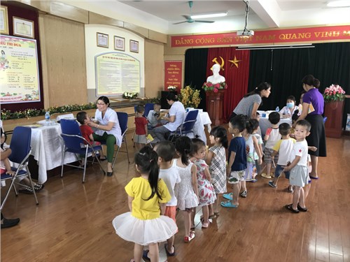 Trường mầm non đô thị Việt Hưng tổ chức khám sức khỏe lần I cho học sinh toàn trường.