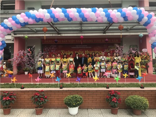 Trường MN Đô Thị Việt Hưng tưng bừng tổ chức Hội chợ chào xuân 2018 và báo cáo sơ kết các hoạt động ngoại khóa trong học kỳ I năm học 2018- 2019. 