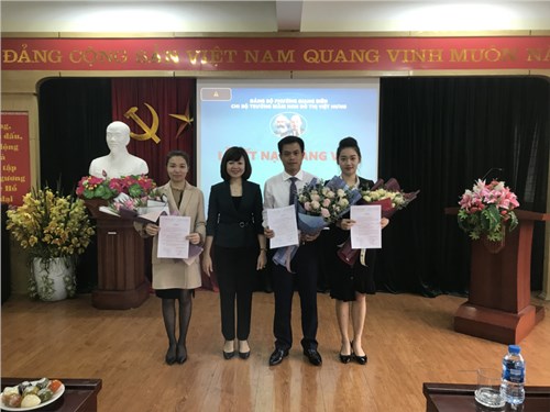 Trường MN Đô Thị Việt Hưng tổ chức Lễ kết nạp Đảng cho 3 đồng chí CBGV-NV trong nhà trường.