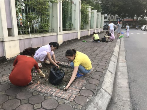 Trường mầm non đô thị Việt Hưng tổ chức chiến dịch tổng vệ sinh môi trường phòng chống dịch bệnh