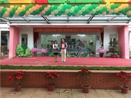 Trường mầm non Đô thị Việt Hưng phối hợp với Liên đoàn xiếc Hà Nội tổ chức chương trình biểu diễn xiếc tại trường.