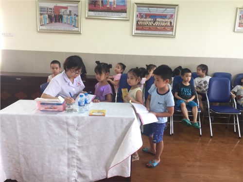 Trường mầm non Đô Thị Việt Hưng tổ chức khám sức khỏe lần 3 cho 100% học sinh toàn trường