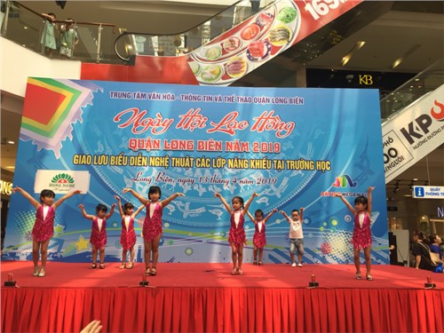 Trường MNĐT Việt Hưng tham gia “ Ngày hội Lạc Hồng” - Giao lưu biểu diễn các lớp năng khiếu nghệ thuật khối các trường mầm non trên địa bàn Quận Long Biên năm 2019.