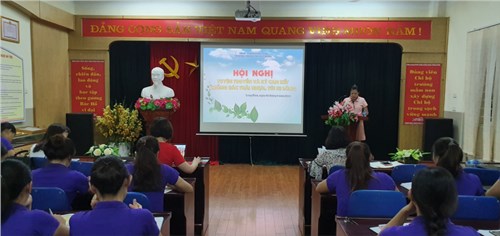 Trường Mầm non Đô Thị Việt Hưng kí cam kết , tuyên truyền hạn chế dùng túi nilon và rác thải nhựa sinh hoạt.