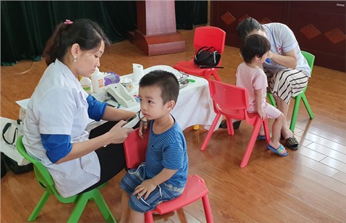 Trường mầm non đô thị Việt Hưng tổ chức khám sức khỏe lần I cho học sinh toàn trường