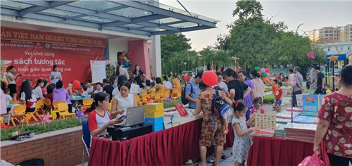 Trường Mầm non Đô thị Việt Hưng tổ chức “Ngày hội vui chơi cùng sách tương tác – đánh thức giác quan trong con”