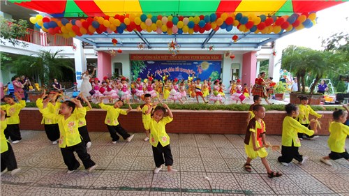 Trường MN Đô thị Việt Hưng tưng bừng rộn rã tổ chức “Bé vui đón trung thu” và tiệc buffet mừng sinh nhật trẻ tháng 9