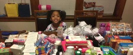 Bé gái 6 tuổi tặng đồ ăn sinh nhật cho người vô gia cư