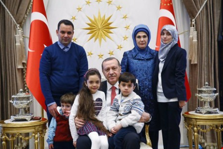 Tổng thống Erdogan xúc động đón  phóng viên nhí  Aleppo