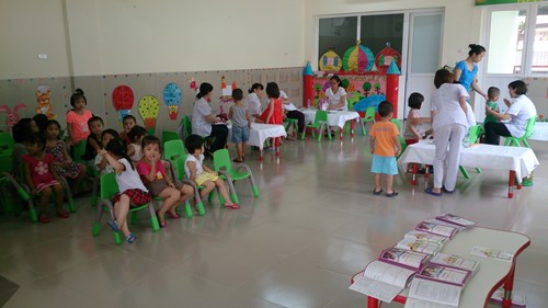 Trường mầm non đô thị Việt Hưng tổ chức khám sức khỏe lần I cho học sinh toàn trường