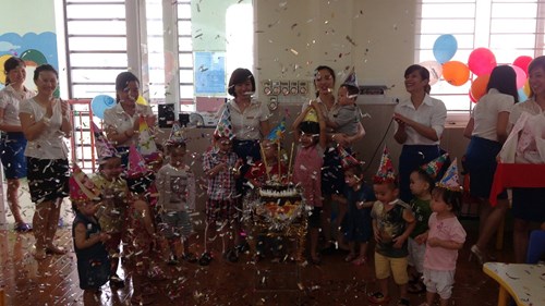 Tiệc buffet  mừng sinh nhật các bé tháng 11 của trường mầm non Đô thị Việt Hưng 