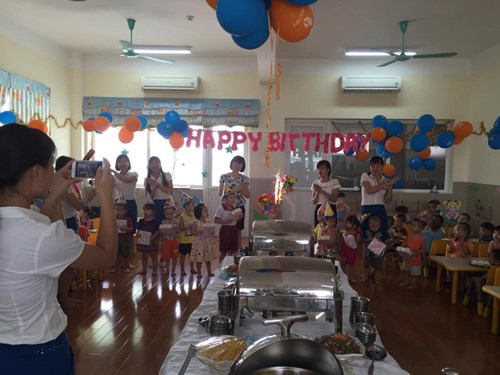 Các bé dự tiệc buffet mừng sinh nhật các bạn trong tháng 8