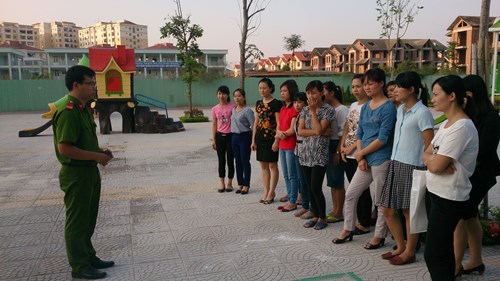 Tập huấn nghiệp vụ phòng cháy và chữa cháy năm 2015 của Trường Mầm non Đô thị Việt Hưng.