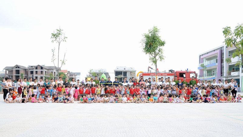 Trường mầm non đô thị Việt Hưng phối hợp với đội cảnh sát PCCC số 4 tập huấn kỹ năng thoát nạn, phòng cháy chữa cháy cho các bé học sinh toàn trường