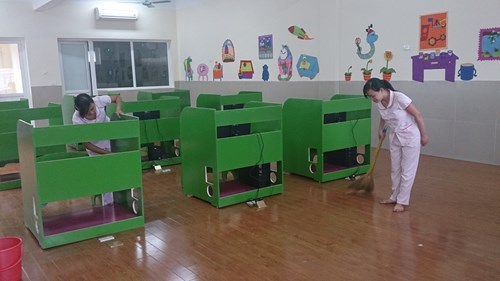 Trường mầm non đô thị Việt Hưng tổ chức tổng vệ sinh môi trường