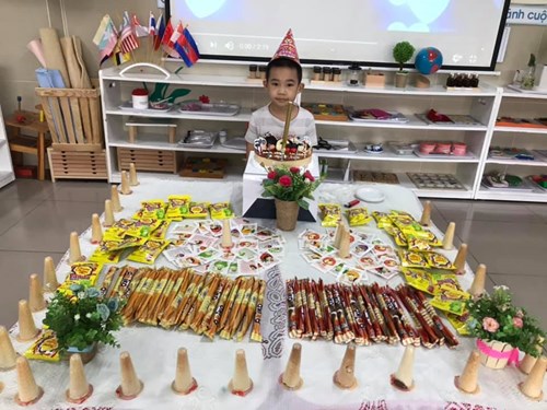 Lớp MGL A1 tổ chức mừng sinh nhật bạn Nguyễn Đăng Khoa 