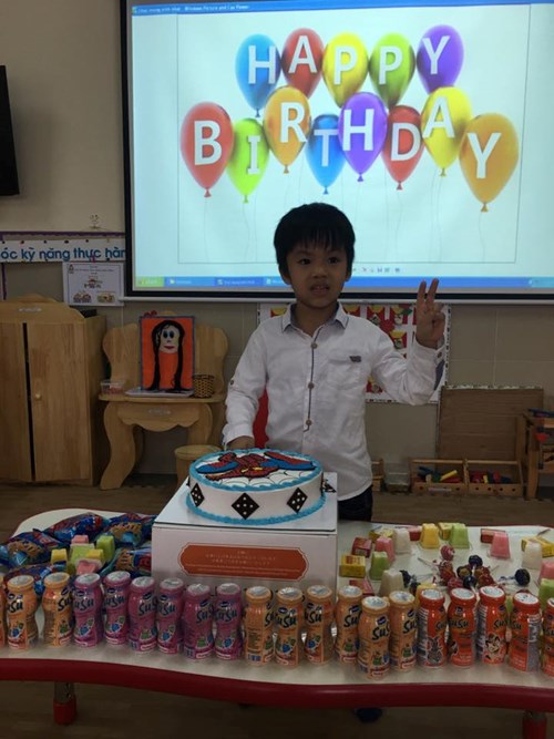 Tập thể lớp A1 chúc mừng sinh nhật bạn Viết Quang