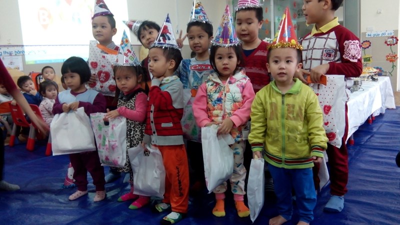  Lớp nhà trẻ D3 ăn tiệc bufe và tổ chức sinh nhật các bé tháng 3