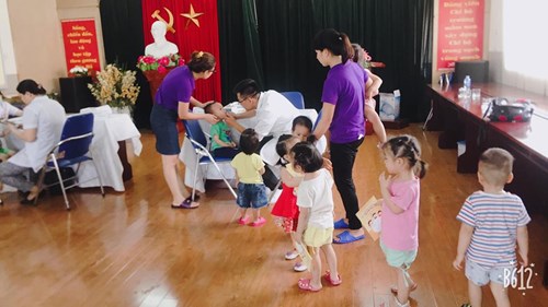 Các bé lớp D2 được Trường mầm non đô thị Việt Hưng tổ chức khám sức khỏe lần I 