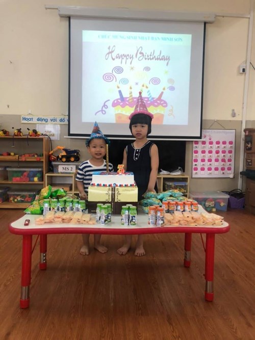 Cô và trò lớp Nhà trẻ D1 chúc mừng sinh nhật bạn Minh Sơn