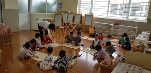 Các bé lớp NT D3 hoạt động phòng Montessori.