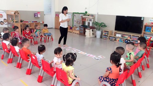 Các bé nhà trẻ D1 học tâm vận động  Đi và nhảy theo bước chân 
Các con rất hứng thú tham gia tiết học và chú ý lắng nghe hướng dẫn của cô giáo.