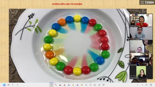 Các bé lớp NTD1 làm thí nghiệm cầu vồng từ kẹo socola