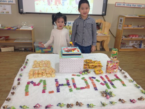 Cô và các bạn lớp MGL A3 chúc mừng sinh nhật  Mạnh Hùng.