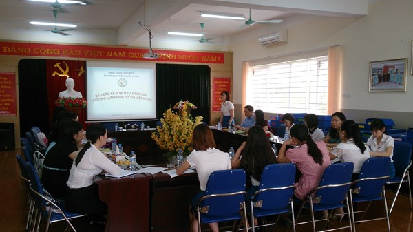 Đ/c Trần Thị Hoàng Lâm - Hiệu trưởng nhà trường báo cáo về công tác tự đánh giá.