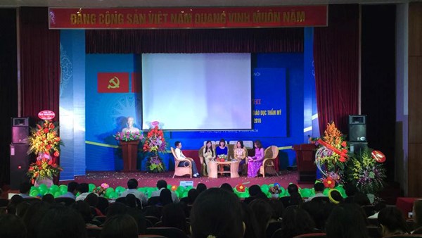 Cô giáo Tạ Thị Thanh Vân tham gia giao lưu tọa đàm tại hội nghị.