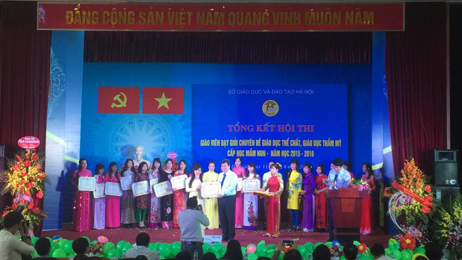 Cô giáo Thanh Vân vinh dự nhận bằng khen giải nhất giáo viên giỏi thành phố do giám đốc sở GD&ĐT Hà Nội Nguyễn Hữu Độ trao tặng.