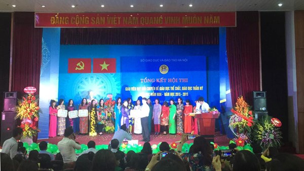 Bà Đào Thị Hoa thay mặt phòng GD&ĐT quận Long Biên lên nhận bằng khen.