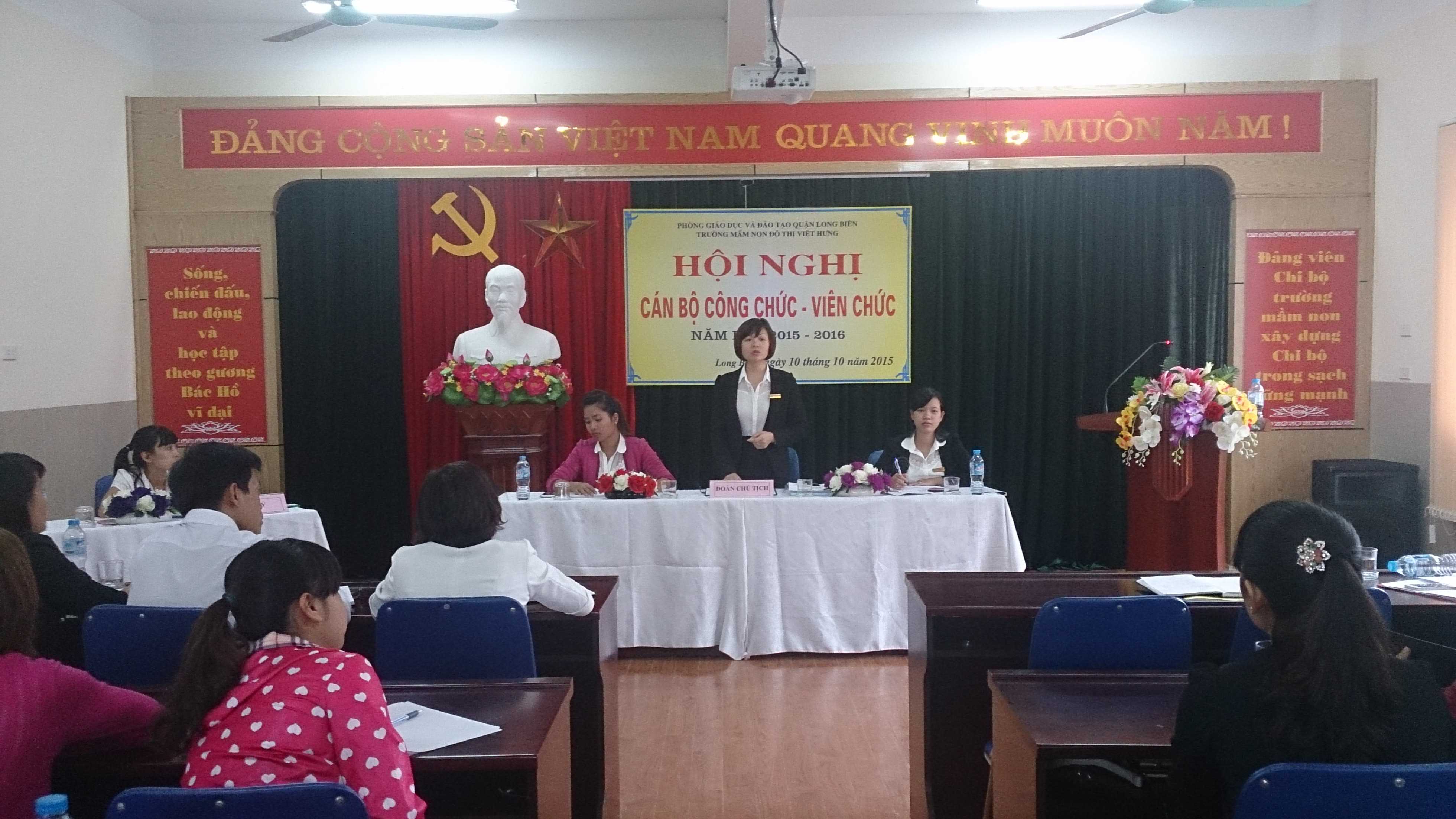 Đ/c Trần Thị Hoàng Lâm - Hiệu Trưởng nhà trường giải đáp thắc mắc của CBGVNV.