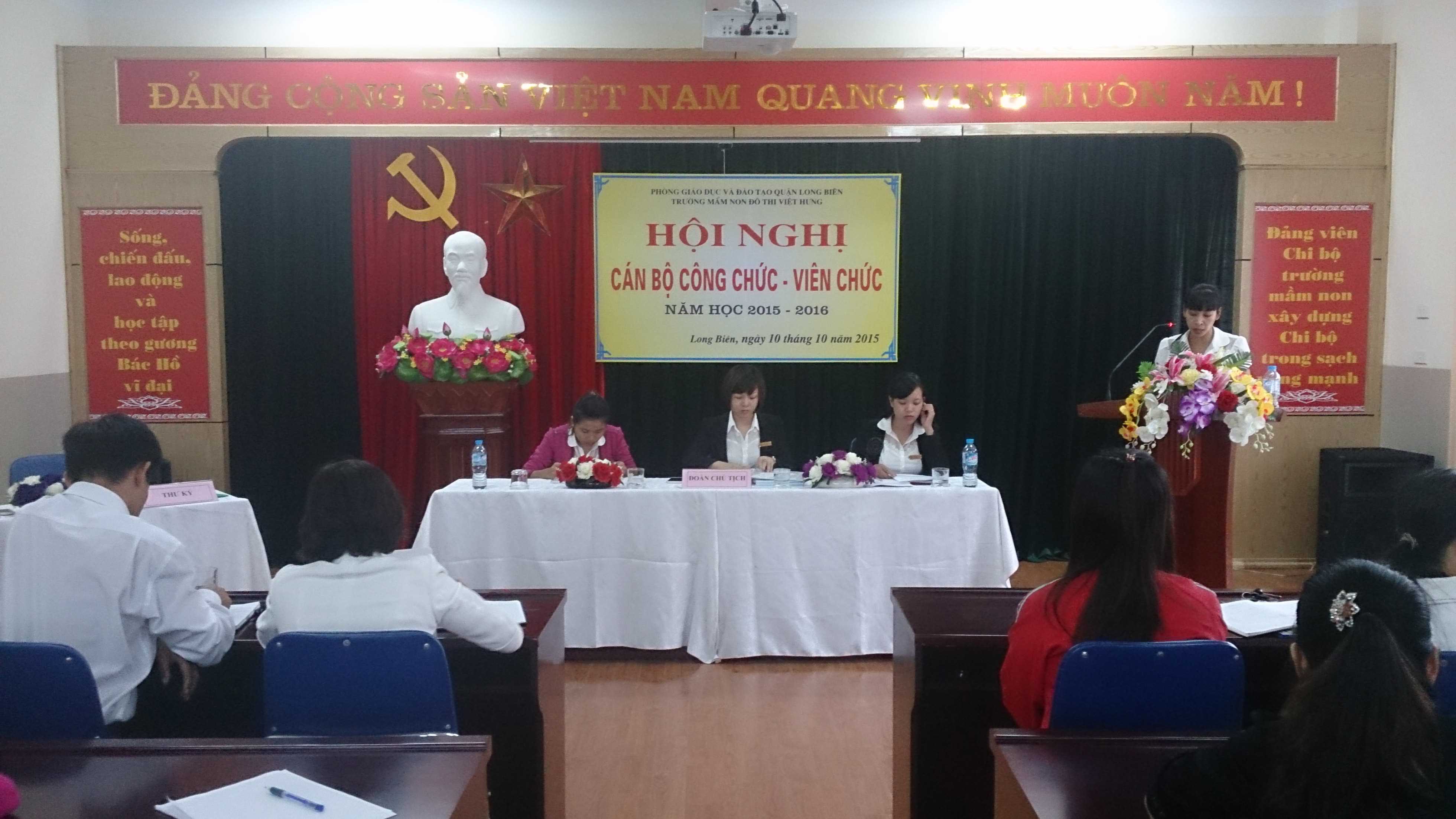 Đ/c Nguyễn Hà Lương - Thư ký hội nghị thông qua các nghị quyết.